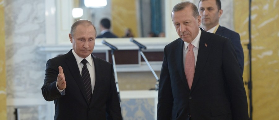 Prezydenci Rosji i Turcji, Władimir Putin i Recep Tayyip Erdogan, zapewnili o determinacji w celu odbudowy dobrych relacji między oboma krajami. Putin zapowiedział stopniowe znoszenie sankcji, a Erdogan - poparcie wspólnych projektów energetycznych.