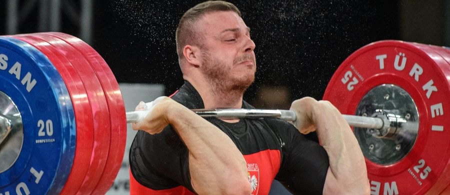 „Przed samym wyjazdem byliśmy co tydzień badani. To jest niemożliwe, żeby brat wpadł tutaj na kontroli. To dla mnie niewytłumaczalne” – tak Adrian Zieliński, mistrz olimpijski z Londynu skomentował informację o dopingowej wpadce swojego brata, Tomasza. “Musiałby być totalnym idiotą, żeby wziąć substancję, która na dodatek działa po 6-8 tygodniach, a w organizmie utrzymuje się ok. 18 miesięcy. To jest nielogiczne. Nie wiem, skąd ten wynik” – tłumaczył. 