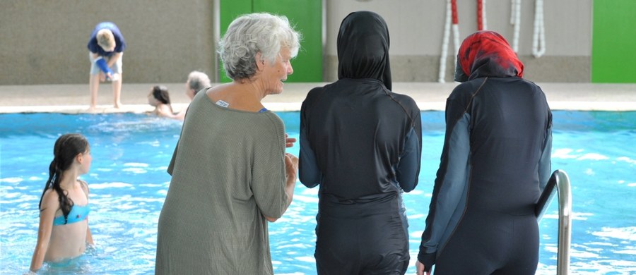 Islamski dzień w wielkim wodnym parku atrakcji na Francuskiej Riwierze został zakazany. Władze lokalne zabroniły organizowania imprezy, na którą wpuszczane miały być tylko kobiety w burkini – zakrywającym prawie cale ciało islamskim stroju kąpielowym.