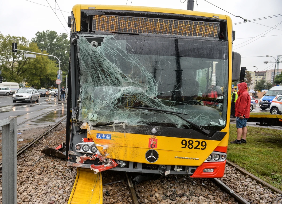 Do kilku wypadków doszło o poranku w deszczowej Warszawie. Jeden z nich miał miejsce na Rondzie Wiatraczna. Tam zderzyły się ze sobą autobus linii 188 z tramwajem nr 24. W sumie 11 osób trafiło do szpitala.