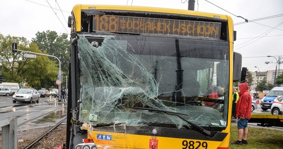 Do kilku wypadków doszło o poranku w deszczowej Warszawie. Jeden z nich miał miejsce na Rondzie Wiatraczna. Tam zderzyły się ze sobą autobus linii 188 z tramwajem nr 24. W sumie 11 osób trafiło do szpitala.
