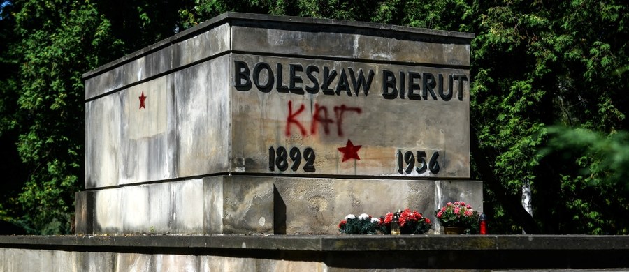 Nie będzie prokuratorskiego śledztwa w sprawie dewastacji grobu Bolesława Bieruta. Sprawą zajmie się policja, która będzie prowadzić dochodzenie w tej sprawie. Tak zdecydowała prokuratura na warszawskim Żoliborzu. Śledczy twierdza, że sprawa jest drobna. Według prokuratury nie doszło do zniszczenia, ani znacznego uszkodzenia nagrobka Bolesława Bieruta. Dochodzenie prowadzone przez policję będzie dotyczyć artykułu 262 paragraf 1 kodeksu karnego, czyli znieważenia miejsca pochówku. Za taki występek grozi do dwóch lat więzienia, ale sądy na ogół decydują o karze grzywny albo ograniczenia wolności. Dochodzenie ma potrwać dwa miesiące. 