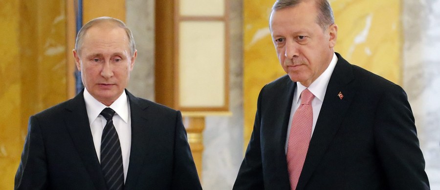 Turcja konstruuje z Rosją "silny mechanizm" w sprawie uregulowania konfliktu w Syrii i zgadza się, że potrzebne jest polityczne rozwiązanie kryzysu, w którym Moskwa i Ankara poparły przeciwne strony - oświadczył szef tureckiego MSZ Mevlut Cavusoglu.​ Dodał, że jeszcze dziś na rozmowy do Rosji udaje się delegacja tureckiego MSZ, wojska i służb specjalnych.