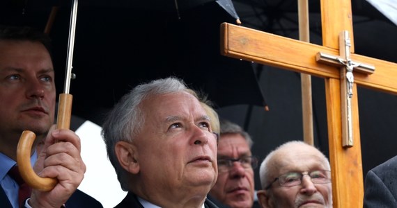 "Trybunał Konstytucyjny dzisiaj jest organem politycznym, którego funkcja konstytucyjna jest nieokreślona" - powiedział prezes PiS Jarosław Kaczyński. Dodał, że trzeba będzie przyjąć rozwiązania, które ostatecznie zdecydują, że TK podporządkuje się konstytucji.