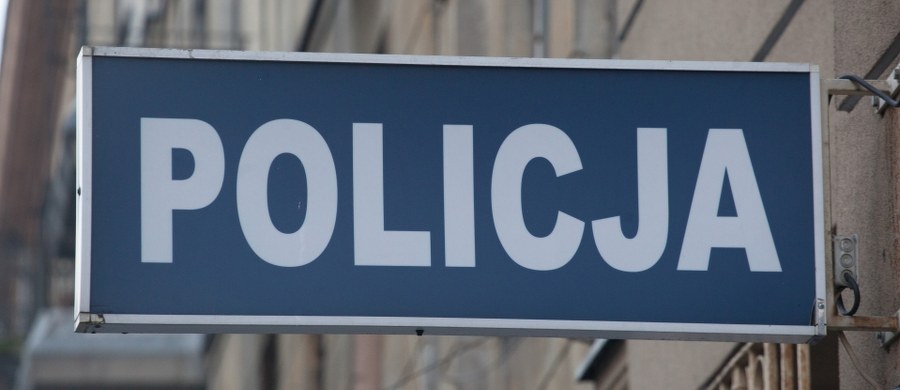 Prokuratura prowadzi śledztwo w sprawie śmierci w komisariacie policji w Koszalinie. W poniedziałek powiesił się tam jeden z zatrzymanych. Śledczy wyjaśniają, czy nie doszło do niedopełnienia obowiązków przez policjantów pełniących wtedy dyżur w izbie zatrzymań. 