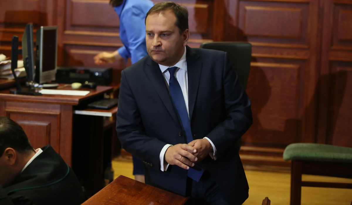 Były szef KPRM Tomasz Arabski oświadczył w czwartek przed warszawskim sądem, że nie przyznaje się do zarzutów ws. niedopełnienia obowiązków przy organizacji lotu prezydenta Lecha Kaczyńskiego do Smoleńska 10 kwietnia 2010 roku. "Od 6 lat jestem obiektem nagonki, fałszywych oskarżeń i złośliwych komentarzy" - dodał. Arabski jest jedną z pięciu osób oskarżonych w trybie prywatnym przez rodziny ofiar katastrofy smoleńskiej.