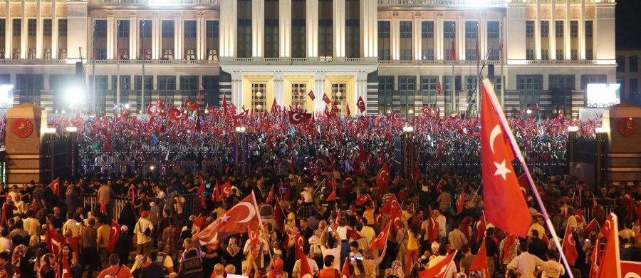 Po lipcowym nieudanym wojskowym zamachu stanu w Turcji zatrzymano ponad 35 tys. ludzi, z których formalnie aresztowano blisko 18 tys. - podaje Reuters, powołując się na anonimowe rządowe źródła w Ankarze. 