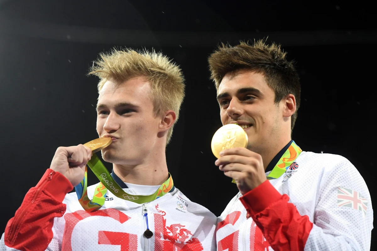 Chris Mears - o tym sportowcu piszą wszystkie światowe media. On i Jack Laugher z Wielkiej Brytanii zdobyli złoty medal w synchronicznych skokach do wody. Kibice są zachwyceni tym wyczynem, dlatego że jeszcze kilka lat temu Laugher stoczył ciężką walkę o zdrowie i życie. 