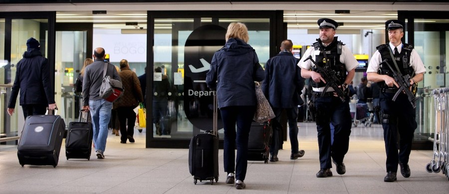 Trzystu pracownikom londyńskiego lotniska Heathrow unieważniono identyfikatory upoważniające ich do pracy po hermetycznej stronie portu. Decyzję podjęto w wyniku policyjnego dochodzenia. Chodzi głównie o osoby pracujące w kawiarniach i sklepach oraz te odpowiedzialne za utrzymanie czystości w miejscach, gdzie pasażerowie już po przejściu kontroli oczekują na wylot. 