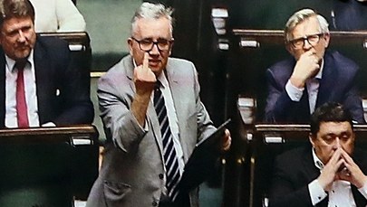 PO chce ukarania posła PiS za gest "środkowego palca". "To był szczyt chamstwa"