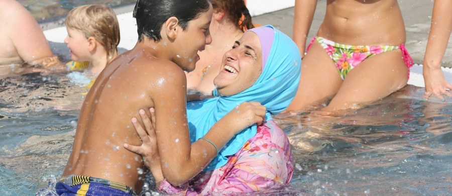 Z powodu obaw o bezpieczeństwo publiczne władze Cannes na południu Francji zakazały na plażach kostiumów całkowicie zakrywających ciało, czyli burkini. Organizacje broniące praw człowieka już zapowiedziały, że zaskarżą to niedawne rozporządzenie. Mer Cannes David Lisnard nazwał burkini "symbolem islamskiego ekstremizmu" i ocenił, że taki kostium może być powodem starć w czasie, gdy Francja jest celem dżihadystycznych zamachów.