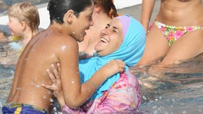 Zakaz burkini na plażach w Cannes. "Symbol islamskiego ekstremizmu"