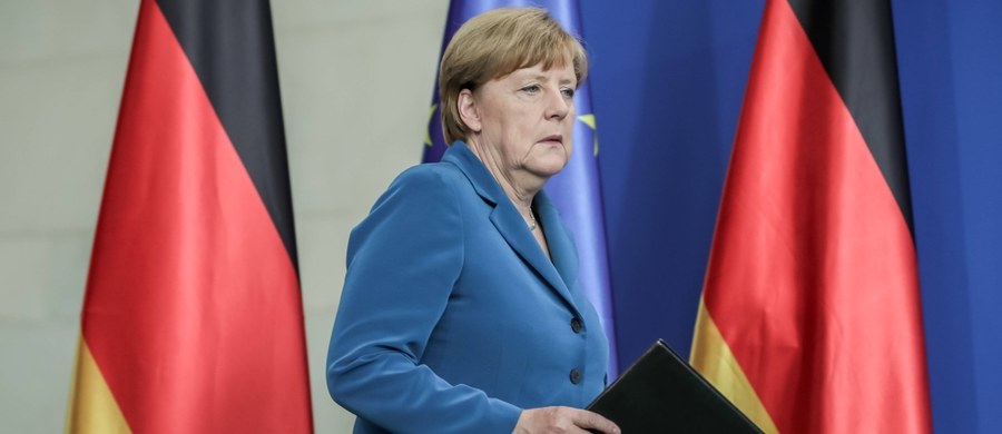 Ponad połowa (52 proc.) Niemców nie jest zadowolona z polityki Angeli Merkel wobec uchodźców, a kurs przyjęty przez rząd w tej sprawie popiera tylko 44 proc. społeczeństwa - wynika z najnowszego badania opinii publicznej Politbarometer. ​Niezadowoleniem wyborców z polityki uchodźczej rządu media tłumaczą spadek popularności kanclerz. W skali od -5 do +5 Merkel została oceniona przez respondentów na 1 punkt. W lipcu jej ocena wyniosła 1,4 pkt.