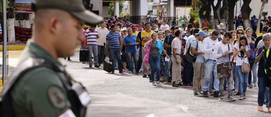 Tysiące obywateli Wenezueli zostały w sobotę powitane w Kolumbii przez orkiestrę wojskową po ponownym otwarciu granicy między dwoma krajami. Władze w Caracas zamknęły ją rok temu w ramach walki z przemytem. W Wenezueli brakuje podstawowych produktów.