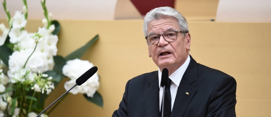 "Sytuacji kraju nie można porównać do tonącego okrętu, ani też do okrętu walczącego z silną burzą” – powiedział prezydent Niemiec Joachim Gauck w wywiadzie dla ZDF. „Mamy jedynie do czynienia z uderzeniami wiatru, które nami kołyszą, które powodują zawirowania w społeczeństwie i wywołują niepokój u wielu ludzi" – ocenił. 