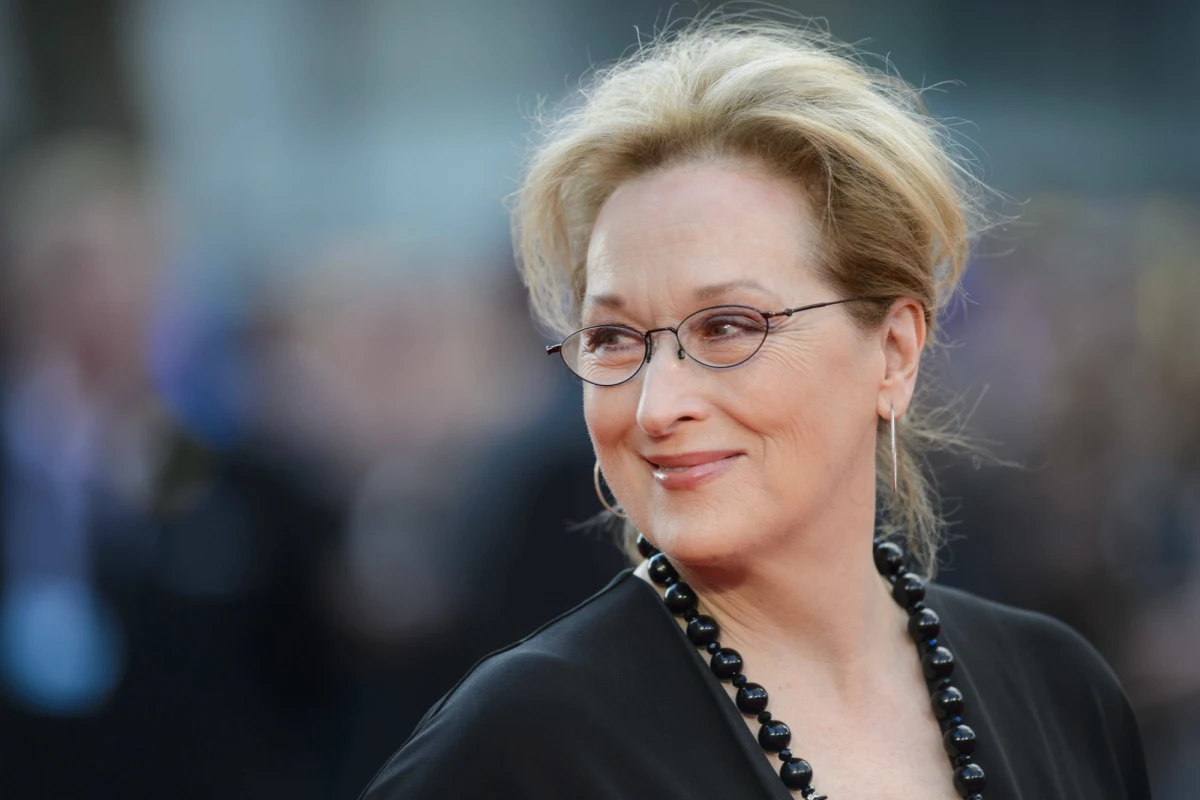 17 sierpnia do polskich księgarń trafi książka „Meryl Streep. Znowu ona!” autorstwa Michaela Schulmana. Jak zapowiada wydawca, to „intymne spojrzenie na artystyczne dojrzewanie wybitnej aktorki: od czasów liceum na przedmieściach New Jersey, aż do gwiazdorskich ról w Łowcy jeleni, Manhattanie i Sprawie Kramerów”. 