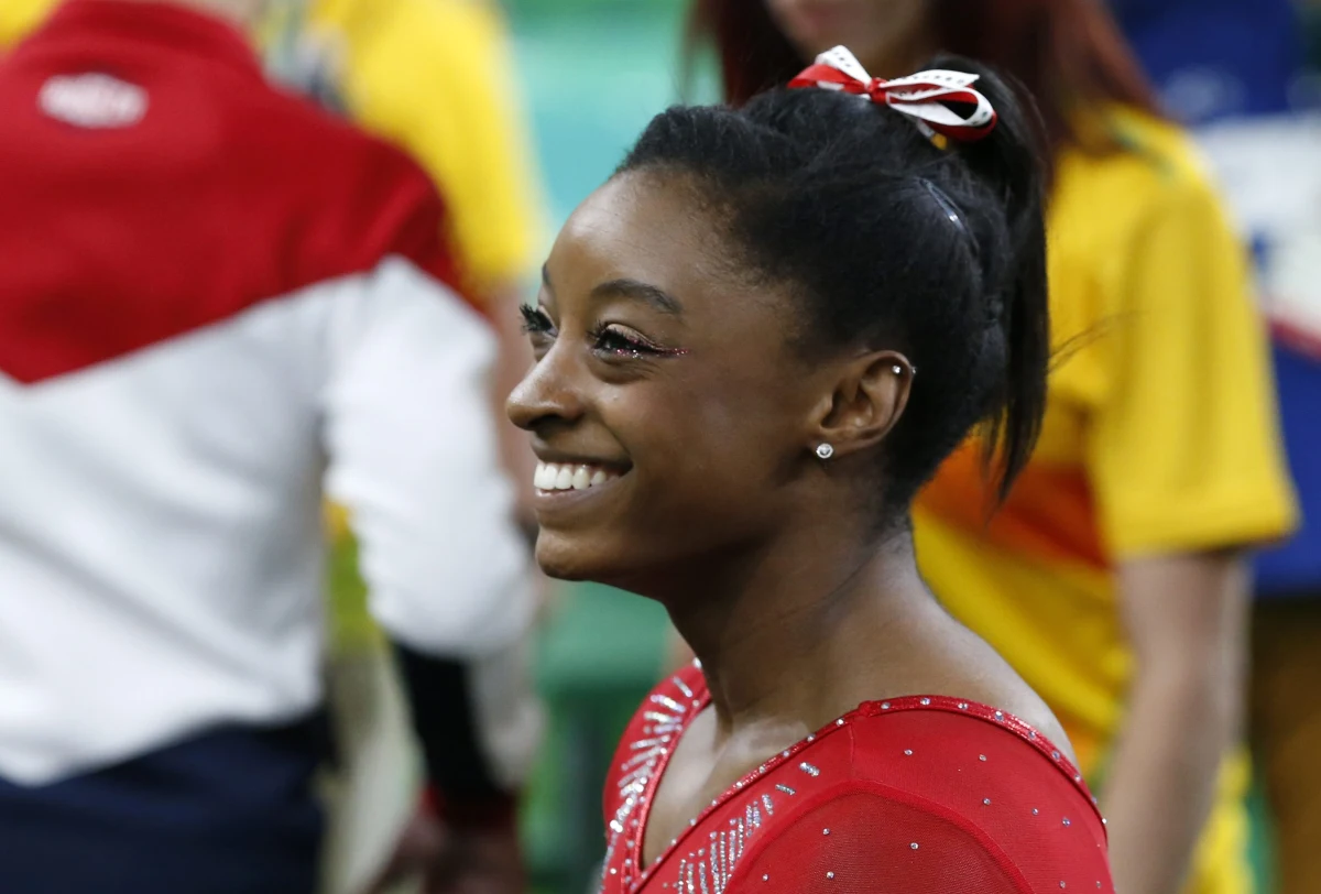 Amerykanka Simone Biles, która w Rio de Janeiro całkowicie zdominowała olimpijską rywalizację w gimnastyce sportowej zdobywając dotychczas trzy złote medale, ma jeszcze szanse na wywalczenie dwóch kolejnych tytułów. 19-latka, która triumfowała już w Brazylii w trzech konkurencjach: skoku oraz wieloboju indywidualnym i drużynowym, w poniedziałek będzie jeszcze walczyć o zwycięstwo na równoważni, a w środę w ćwiczeniach wolnych.