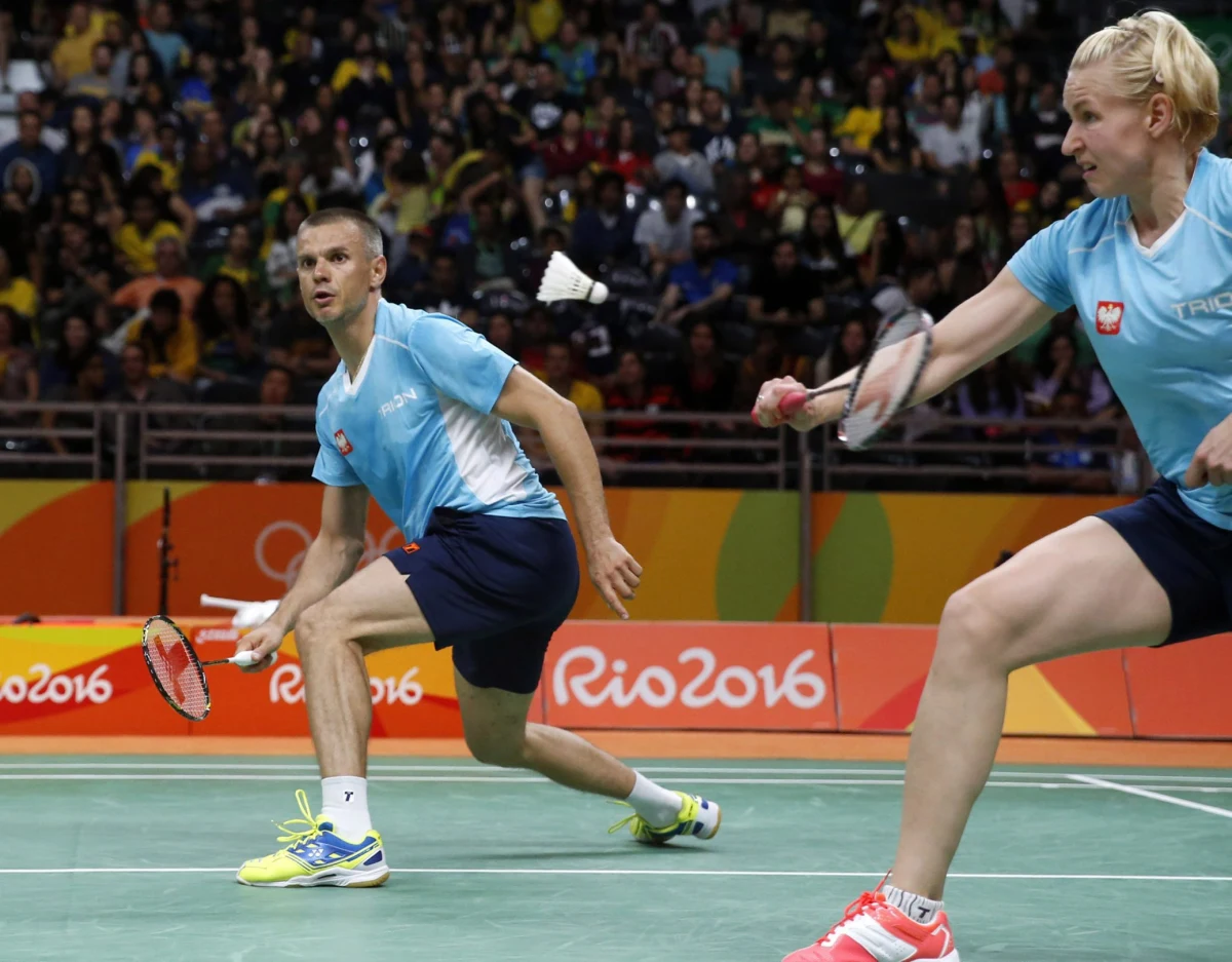 „Zapłaciliśmy cenę za grupę śmierci, organizmu się nie oszuka” – powiedział po olimpijskim ćwierćfinale Robert Mateusiak, który w badmintonowym mikście razem z Nadieżdą Ziębą uległ w Rio de Janeiro malezyjskiej parze Peng Soon Chan i Liu Ying Goh 0:2. „Liczyłam na inny mecz, ale na nogach poruszaliśmy się bardzo słabo, nie dało się ich obudzić. Już przed spotkaniem wiedzieliśmy, że będzie bardzo ciężko się rozruszać, ale było tragicznie” – zaznaczyła Zięba.