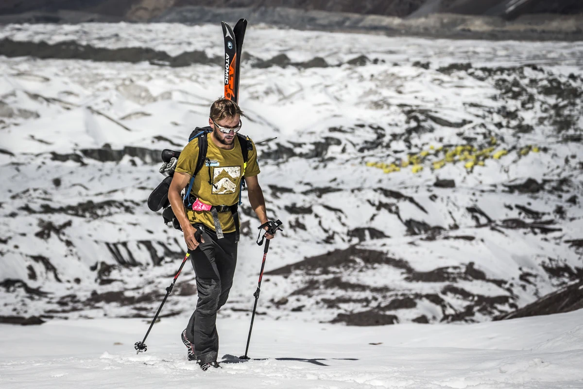 "To była naprawdę bardzo długa wyprawa. Udało się osiągnąć założony cel, czyli 30 dni. Jeszcze raz wszystkim dziękuję za wsparcie i trzymanie kciuków, bo to na pewno bardzo nam się przydało" - mówi Andrzej Bargiel w specjalnej relacji dla RMF FM po zdobyciu w rekordowym czasie Śnieżnej Pantery. Zakopiańczyk późnym wieczorem wrócił do bazy po wejściu na ostatni z pięciu 7-tysięczników byłego Związku Radzieckiego - Pik Pobiedy (7439 m n.p.m.) w górach Tienszan. "Niestety, podczas zjazdu wypięła mi się narta i gdzieś poleciała w przepaść" - opowiada Bargiel.