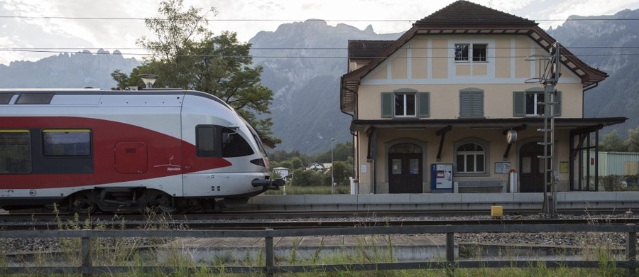Szwajcarska policja poinformowała w poniedziałek, że w Liechtensteinie przeszukano mieszkanie sprawcy sobotniego ataku w pociągu. Napastnik zmarł. W wyniku obrażeń zmarła też jedna z sześciu rannych osób.