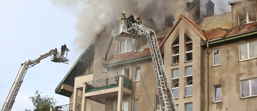 40 rodzin wciąż nie może wrócić do mieszkań po pożarze bloku przy ulicy Fasolowej w Warszawie. Przypomnijmy, trzy tygodnie temu w czasie akcji gaśniczej zalane zostały cztery klatki schodowe - od najwyższych pięter aż po piwnicę.