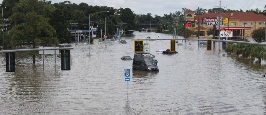 Ulewne deszcze padające przez weekend w amerykańskim stanie Luizjana zmusiły władze do ewakuacji ponad 20 tys. mieszkańców. Opady trwają od piątku. Władze mówią o "bezprecedensowych powodziach", które dotąd kosztowały życie sześć osób.