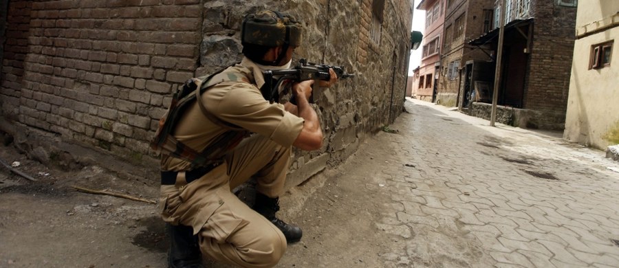 Dziewięć osób zginęło w poniedziałek w różnych miejscach indyjskiego Kaszmiru, gdzie ponownie dochodzi do starć separatystycznych rebeliantów z wojskiem i policją. W poniedziałek obchodzony był dzień niepodległości Indii.