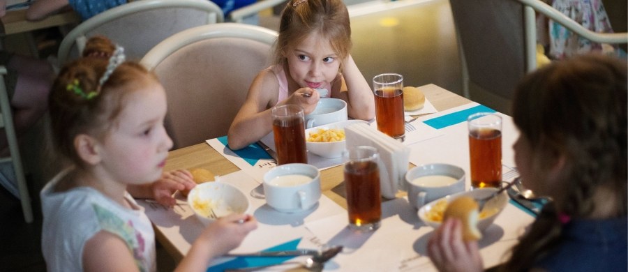Zachodniopomorski Sanepid w pierwszej połowie wakacji wykrył nad morzem dwa przypadki zatruć pokarmowych na koloniach. W jednym ośrodku wypoczynek dzieci zorganizowany był nielegalnie. To dlatego, że nikt nie zgodziłby się, aby ktokolwiek przebywał w takich warunkach.