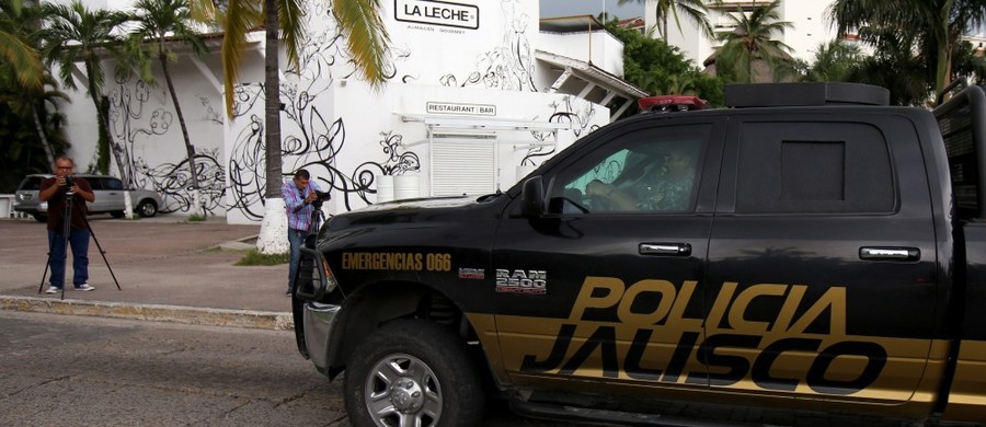 Grupa uzbrojonych, zamaskowanych napastników uprowadziła klientów eleganckiej restauracji w meksykańskim kurorcie Puerto Vallarta nad Oceanem Spokojnym. Nieznana jest liczba uprowadzonych osób. Lokalne media mówią, że było ich szesnaście.