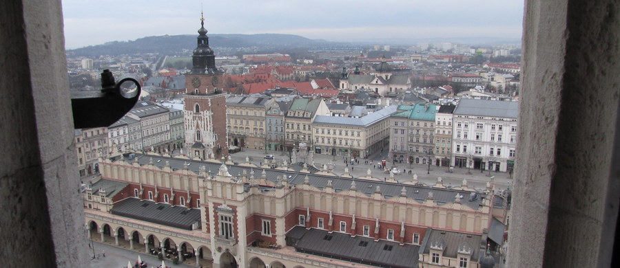 Smog po raz pierwszy od kilkudziesięciu dni może ponownie pojawić się w Krakowie. Instytut Meteorologii i Gospodarki Wodnej ostrzega, że w stolicy Małopolski mogą dziś wystąpić przekroczenia norm pyłów. 