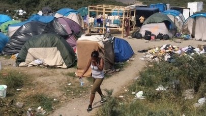 Funkcjonariusze żądają godziny policyjnej w obozowisku w Calais