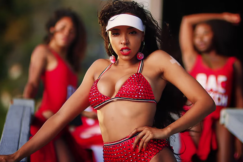 Do sieci trafił teledysk Tinashe, nakręcony do utworu "Superlove". Od 13 sierpnia zobaczono go ponad 3 miliony razy. 