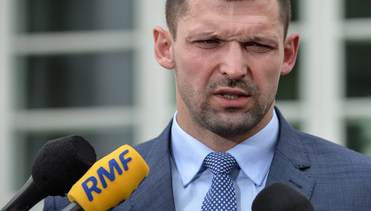 Prezes Polskiego Związku Podnoszenia Ciężarów Szymon Kołecki na wtorkowym posiedzeniu zarządu złożył rezygnację z pełnionej funkcji. Decyzję tę zapowiedział już w poprzednim tygodniu, gdy okazało się, że w igrzyskach olimpijskich w Rio de Janeiro z powodu stosowania dopingu nie wystąpi Tomasz Zieliński. Zarząd postanowił, że funkcję szefa związku pełnić będzie, do czasu grudniowego zjazdu, sekretarz generalny Halina Pikuła.