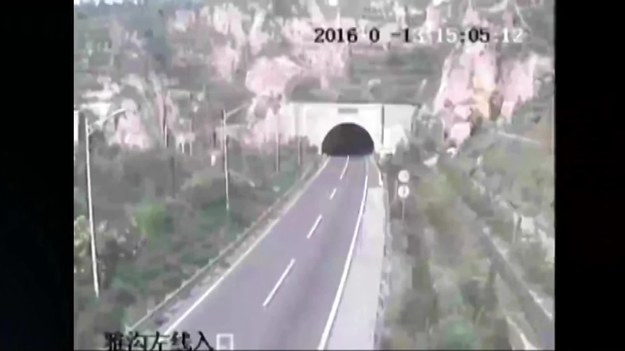 Dramatyczny film pokazujący osuwisko blokujące tunel na chińskiej drodze. Nagranie zrobiono w Lvliang, w prowincji Shanxi w ostatnią sobotę. Widać na nim, jak błoto i kurz staczają się z góry na drogę i tunel, przez który cały czas jadą samochody. W pewnym momencie nagranie się urywa, bo zniszczona zostaje kamera przemysłowa. Nie wiadomo zatem, czy tunel został całkowicie zasypany. Z informacji lokalnych władz wynika, że nikt nie ucierpiał.