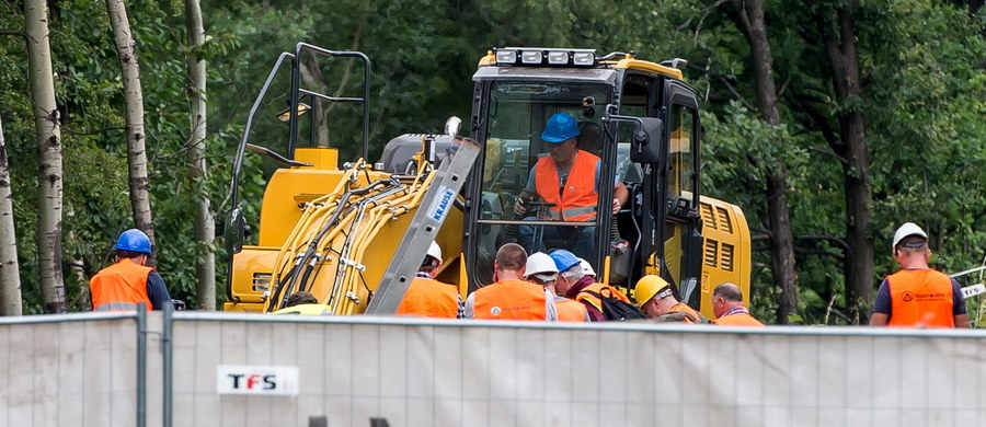 Tunelu ani pociągu wciąż nie widać. Koparki dotarły do głębokości dziewięciu metrów na nasypie kolejowym w Wałbrzychu - to tam ma być ukryty legendarny skład. Wskazówką, że jednak w tym miejscu istnieje podziemna infrastruktura ma być odkopana warstwa iłów, czyli specjalnych skał osadowych. 