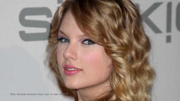 Taylor Swift pokazała, że potrafi pomagać potrzebującym i nie jest skoncentrowana tylko na sobie. Piosenkarka przelała milion dolarów na konto fundacji, która wspiera osoby cierpiące na skutek powodzi. 