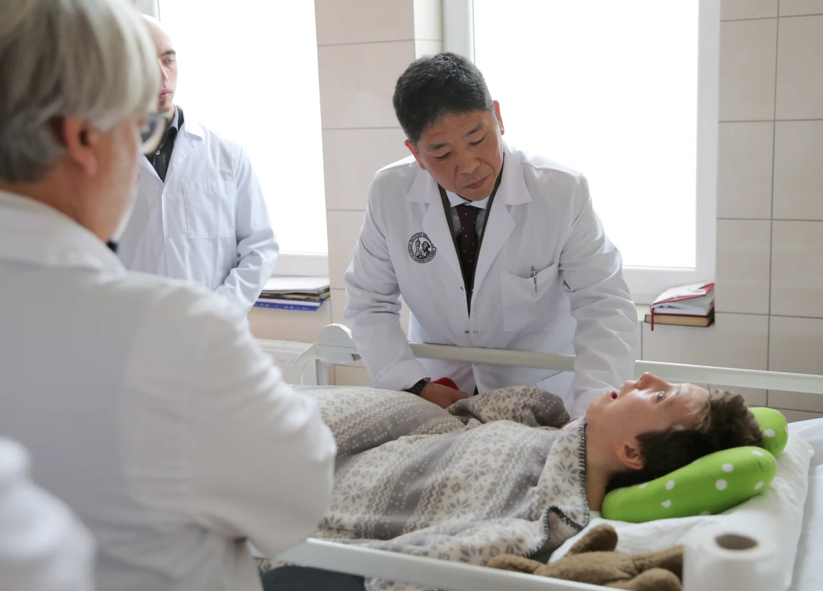 Córka Ewy Błaszczyk Aleksandra Janczarska po szesnastu latach wybudziła się ze śpiączki - informują lekarze. Dodają, że wszystko dzięki stymulatorowi mózgu, który wszczepiono 22-latce w maju w Uniwersyteckim Szpitalu Klinicznym w Olsztynie. Tym informacjom zaprzecza Fundacja Akogo?, założonej przez Ewę Błaszczyk. 