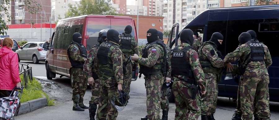 Rosyjska FSB przeprowadziła w środę w Petersburgu zakrojoną na szeroką skalę operację wymierzoną w domniemanych członków organizacji islamistycznej z Kaukazu Północnego. Podczas próby zatrzymania zginęło czterech członków organizacji - poinformowały władze.