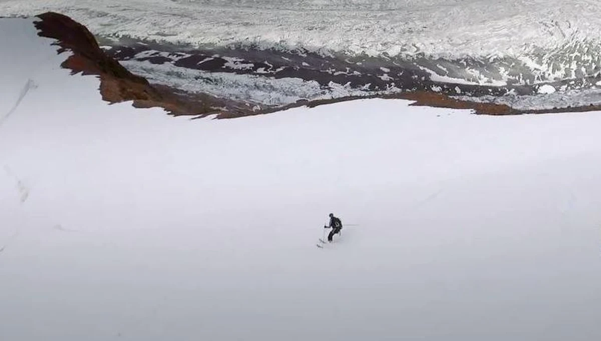 Pik Lenina, Pik Korżneniewskiej, Pik Komunizma, Chan Tengri i Pik Pobiedy - to szczyty Śnieżnej Pantery, które Andrzej Bargiel zdobył w rekordowym czasie 30 dni. Nasz skialpinista, po długiej i zakończonej ogromnym sukcesem wyprawie, wkrótce wróci do kraju. Opuścił już bazę na lodowcu Inylczek Południowy w Tadżykistanie i już w piątek może przylecieć do Polski. Jak było na pięciu szczytach? Jak wyglądał zjazd z tych wierzchołków na nartach? Zobaczcie to w porywającym filmie podsumowującym wyczyn Andrzeja Bargiela. A już jesienią na Canal+ Discovery będziecie mogli obejrzeć 8-odcinkowy serial z tej ekspedycji.