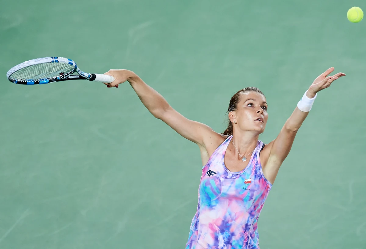 Agnieszka Radwańska wygrała z Niemką Andreą Petkovic 6:0, 6:1 w drugiej rundzie turnieju tenisowego WTA Premier w Cincinnati (pula nagród 2,503 mln dol.). Polka na otwarcie miała "wolny los".