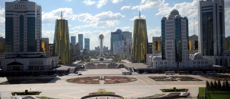 Polska będzie ściślej współpracować z Kazachstanem. W poniedziałek do Warszawy na dwa dni przylatuje prezydent Kazachstanu Nursułtan Nazarbajew. Spotka się między innymi z prezydentem Andrzejem Dudą. "Prawdopodobnie rząd Kazachstanu zniesie wizy dla Polaków od 1 stycznia 2017 roku. Polacy będą mogli do 30 dni przebywać na terenie Kazachstanu bez wiz" - tak pierwsze efekty tej wizyty zapowiada w rozmowie z RMF FM ambasador Kazachstanu w Polsce - Altay Abibullayev. Wizycie prezydenta Nazarbajewa w Polsce ma towarzyszyć Polsko-Kazachskie Forum Gospodarcze. "Wedle naszych bardzo ostrożnych szacunków wartość umów, kontraktów, czy innych dokumentów wspólnych, które moglibyśmy podpisać lub zadeklarować w trakcie tej wizyty wyniesie około 1 miliarda dolarów" - dodaje ambasador Kazachstanu. 