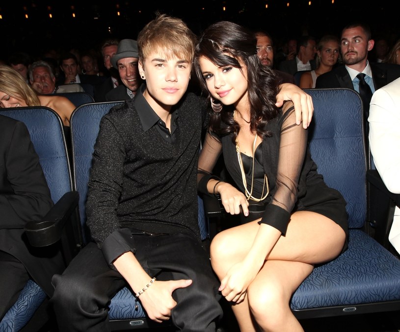 Justin Bieber zaprzeczył, że zarzucił zdradę swojej byłej dziewczynie. Selena Gomez żałuje natomiast, że rozpoczęła rozmowę z byłym chłopakiem. 