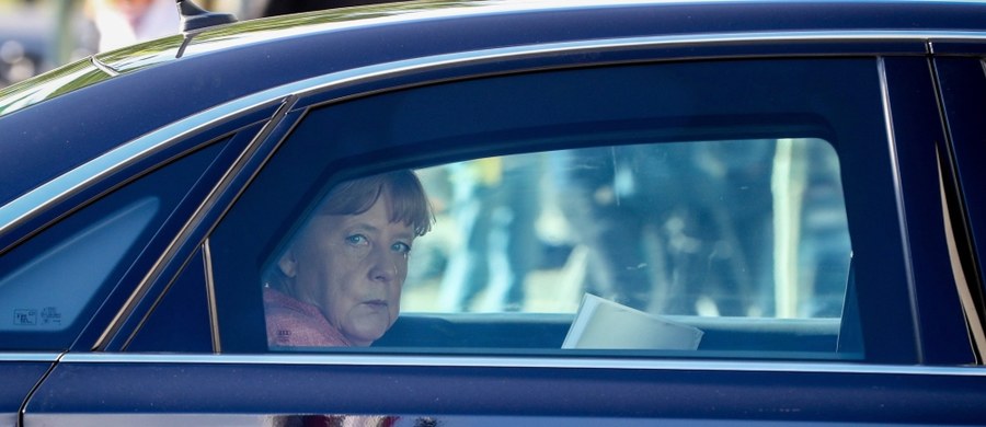 Kanclerz Angela Merkel powiedziała na wiecu wyborczym w Neustrelitz w Meklemburgii, że nie istnieje związek pomiędzy napływem uchodźców do Niemiec a wzrostem zagrożenia terrorystycznego. "Zjawisko islamskiego terroryzmu Państwa Islamskiego (IS) nie pojawiło się jednak wraz z przybyciem uchodźców, lecz istniało w naszym kraju już wcześniej" - zaznaczyła.