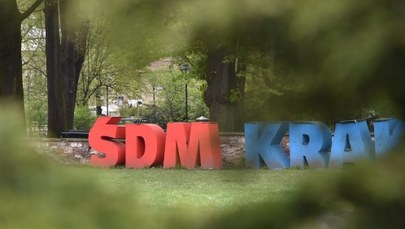Kraków: "Smród, wódka...". Te wyrazy układają z liter tworzących napis promujący ŚDM