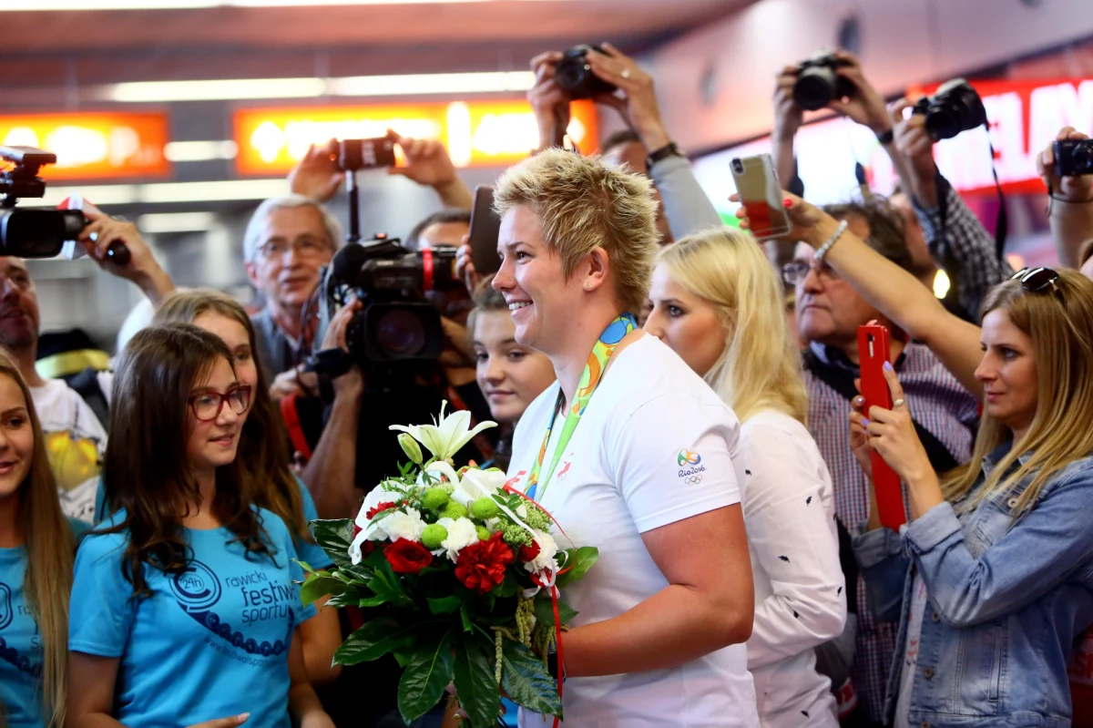 Mistrzyni olimpijska w rzucie młotem z Rio de Janeiro Anita Włodarczyk została powitana na warszawskim lotnisku przez tłum wiwatujących kibiców i przy muzyce granej na dudach wielkopolskich przez krajanów złotej medalistki. Rekordzistka świata nie kryła łez.