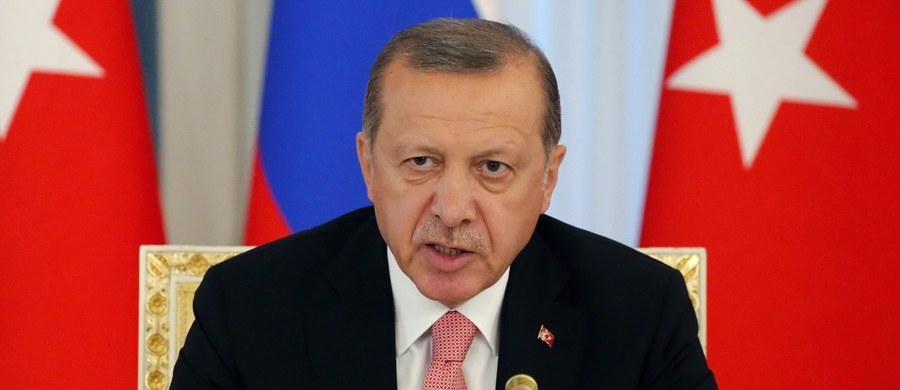 Prezydent Turcji Recep Tayyip Erdogan powiedział w czwartek, że winę za ostatnie zamachy, w których zginęło co najmniej sześć osób, ponoszą zwolennicy islamskiego kaznodziei Fethullaha Gulena; o ataki oskarżani są również bojownicy Partii Pracujących Kurdystanu.