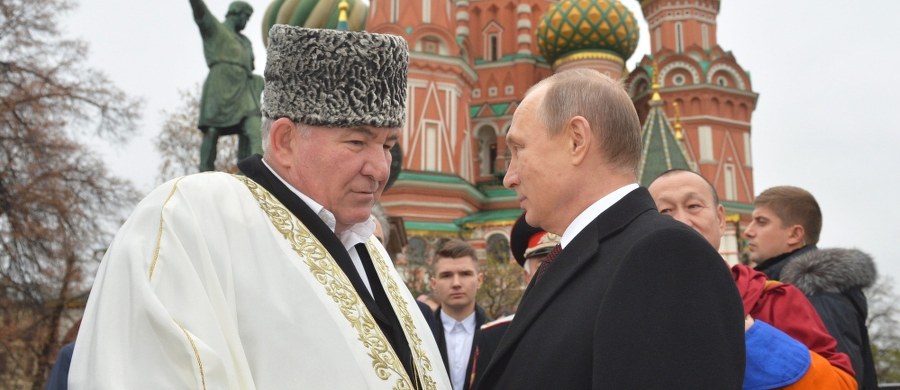 Mufti ​Ismail Berdijew, przewodniczący Centrum Koordynacyjnego Muzułmanów Kaukazu Północnego w wywiadzie dla rosyjskiej agencji Interfax stwierdził, że najlepszym sposobem ograniczenia "wybujałej kobiecej seksualności" powinno być masowe okaleczenie ich narządów płciowych.