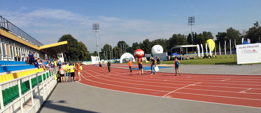 Dzieci i młodzież z ośrodków onkologicznych z całej Polski rozpoczęli dziś rywalizację w szóstej edycji Onko-Olimpiady. Na stadionie warszawskiego AWF-u kilkuset młodych sportowców dotkniętych chorobą nowotworową rywalizuje w kilkunastu konkurencjach. To jedyna tego typu impreza sportowa na świecie. 