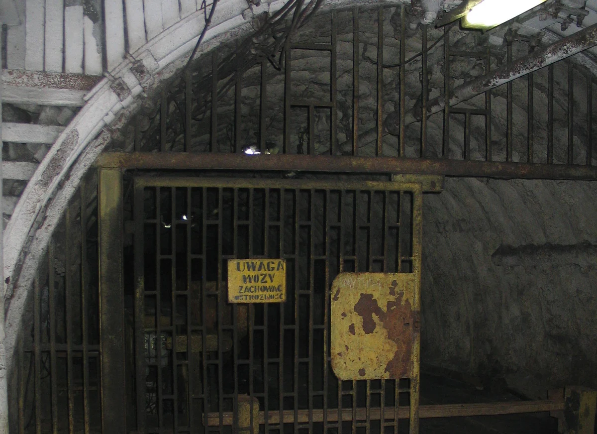 Jedna kopalnia i dwa podziemne wstrząsy. Oba w odstępie niespełna dziewięciu godzin. Doszło do nich w kopalni Marcel w Radlinie. Są zgłoszenia o uszkodzeniach na powierzchni. Wydobycie w jednej ze ścian wstrzymano.