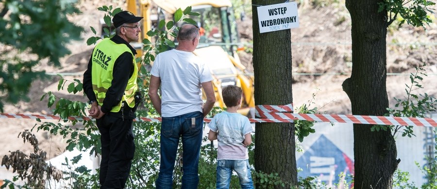 Z całą pewnością możemy powiedzieć, że w dwóch wykonanych przekopach, gdzie zeszliśmy do głębokości blisko siedmiu metrów nie powstawały żadne konstrukcje – mówi jeden z odkrywców Piotr Koper. Tym samym nie potwierdziły się zeznania jednego ze świadków, który twierdził, że tunel był budowany od góry nasypu kolejowego w Wałbrzychu- dodaje poszukiwacz.